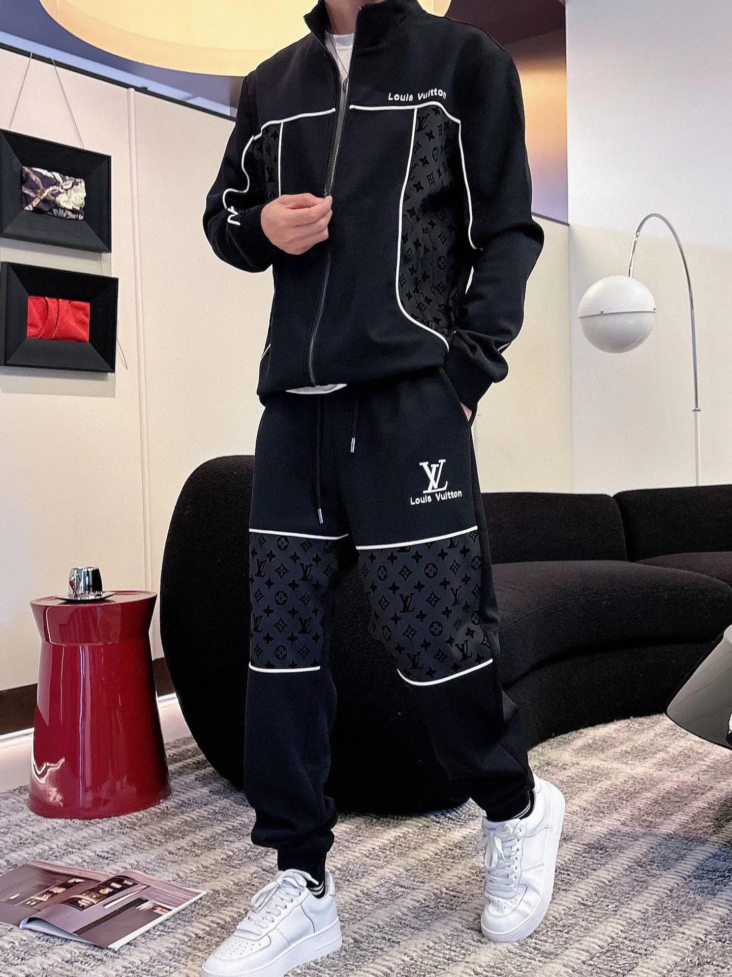 🅿️720 [LV Louis Vuitton] hot-selling suit is coming. Focus on the original version of the official website. 2025 new hot-selling cardigan and sweatshirt suit. The original order is the best. 🇭🇰The meticulous work of top designers. It has a fitting and perfect upper body effect. All-natural high-quality Tencel Roman cotton 100%, close-fitting comfort, noble and elegant! Original hardware embodies elegance and nobility! Counter size: M-3XL (maximum wear up to 190 pounds)